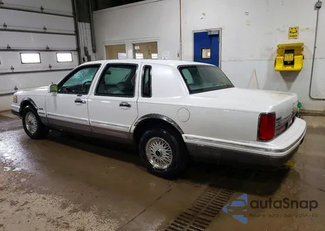 1997 Lincoln Town Car Signature z USA, uszkodzony, nr VIN 1LNLM82W2VY698598